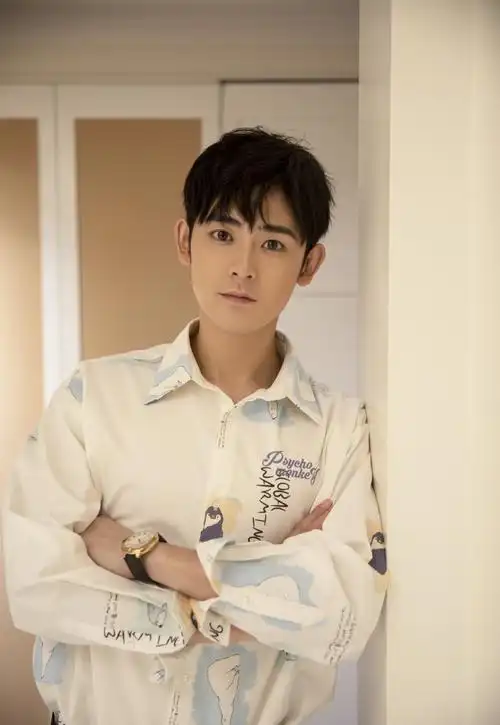 李欣泽印花衬衫帅气写真图片56