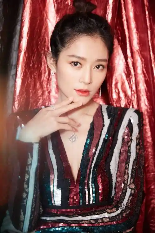 实力派女演员王媛可在《运河风流》中饰演飞鱼岛大当家一片云,作为"