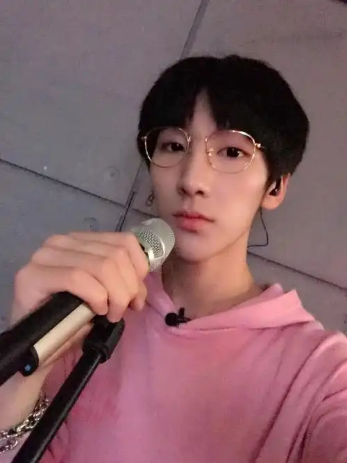 王广允,快乐男声,小虎牙,帅哥,可爱,美图,壁纸,头像