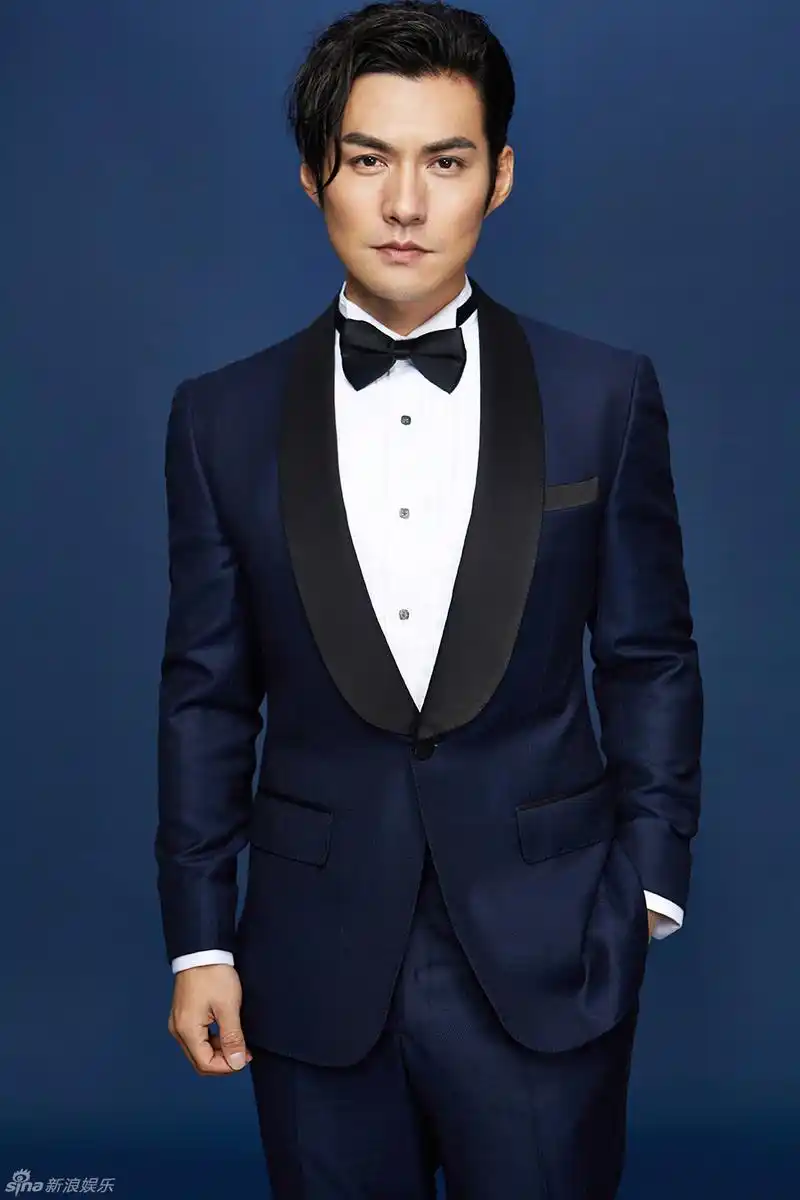 新浪娱乐讯 近日,严屹宽新曝光一组全新写真大片,帅气西装造型出镜的