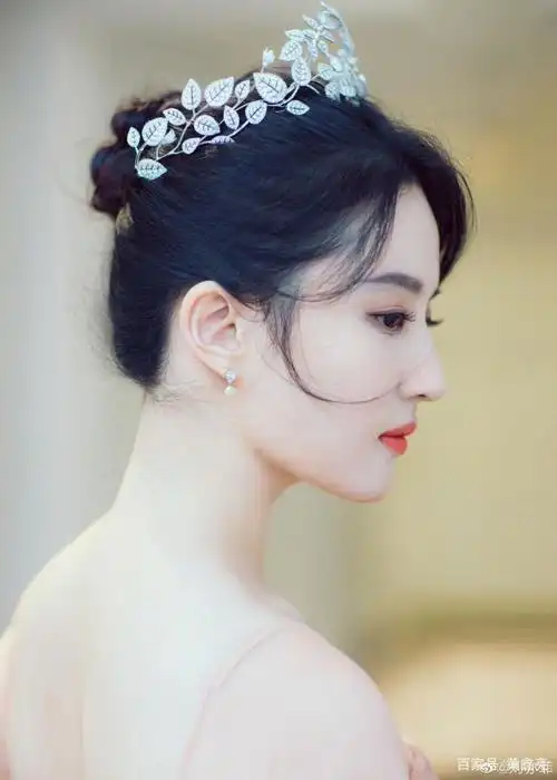 这就是名副其实的侧颜无敌,刘亦菲的颈部线条美得太高级,这就是大家心