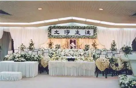 实拍梅艳芳葬礼:刘德华等抬棺,赵文卓送的花篮上八个字引人注目