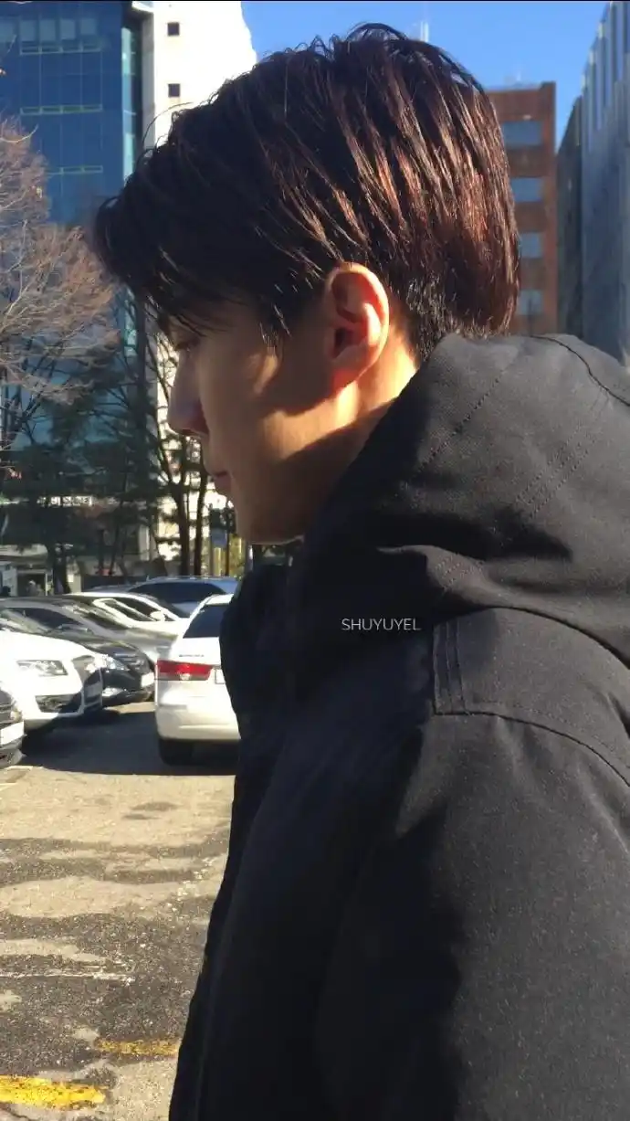 路人抓拍下的吴世勋一脸高冷,头发打蜡显油腻,网友:优越本人