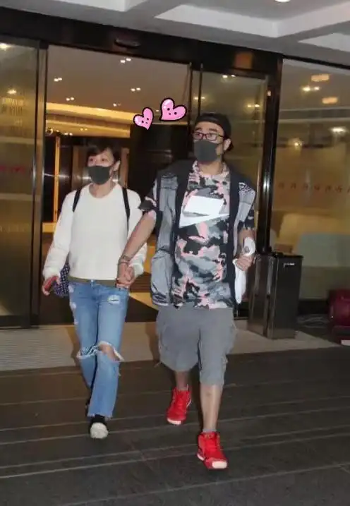 林忆莲与小11岁男友逛街被拍,一路十指紧扣大方面对镜头超甜蜜