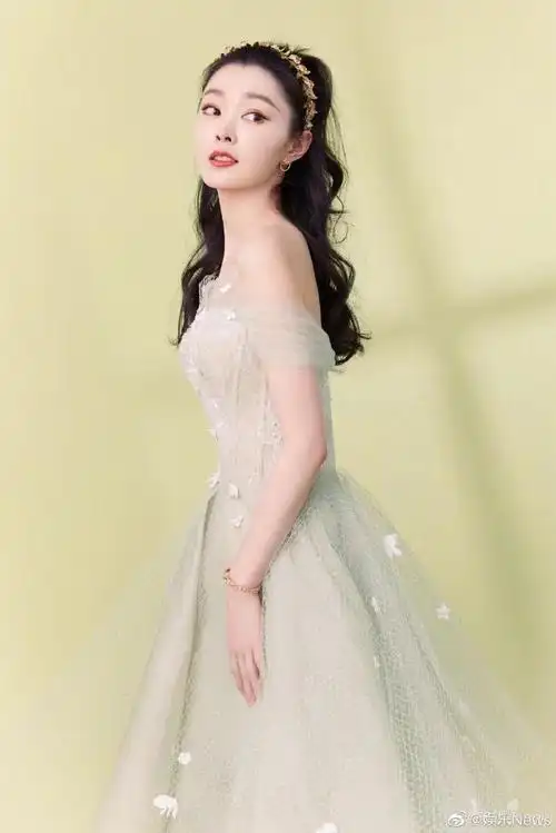 宋轶青山绿花意纱裙造型