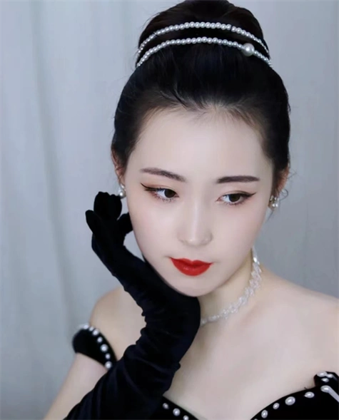 复古新娘赫本盘发 优雅高贵典雅别致_盘发发型 - 美发站