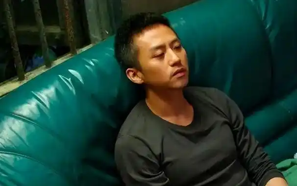 等作品成名,之后迈入电影圈,2013年参演了电影《烈日灼心》,邓超在