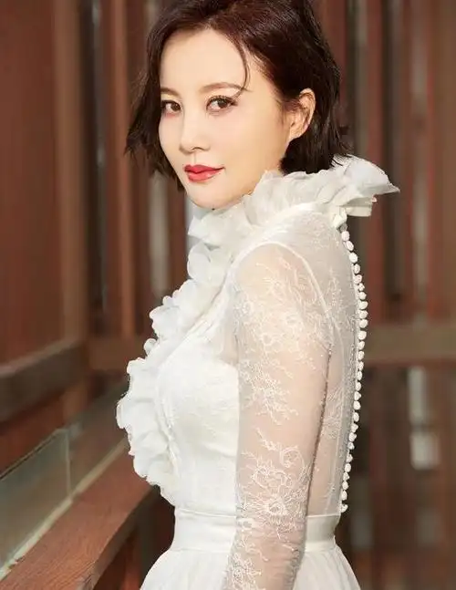 大陶虹穿白色婚纱温柔婉约优雅漂亮,非常有女人味,网友:美!_网易订阅