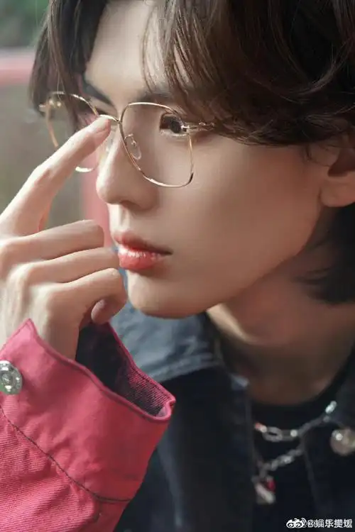 毕雯珺金丝眼镜造型大片##毕雯珺金丝眼镜造型写真