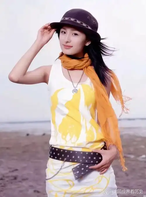 上高中时的杨幂,普通妹子一个,只是身材好