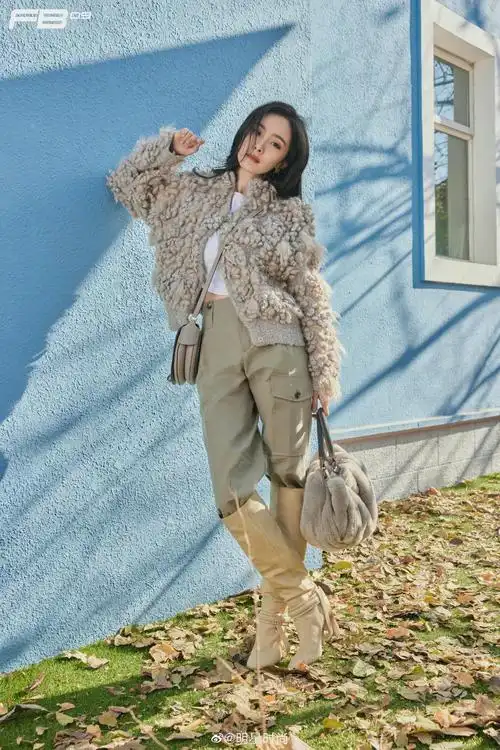 杨幂冬日街拍浅灰色羊毛卷外套冬季氛围感十足