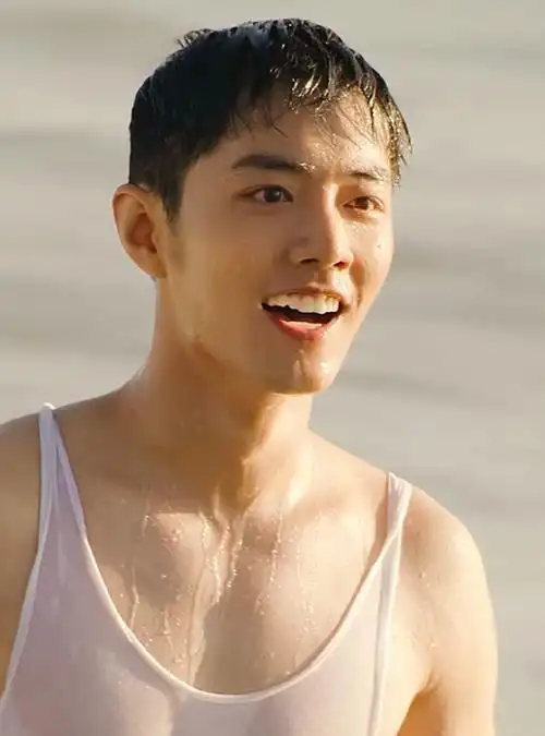 肖战一个人吃火锅衣服下隐隐约约可见胸肌帅哥身材管理自律