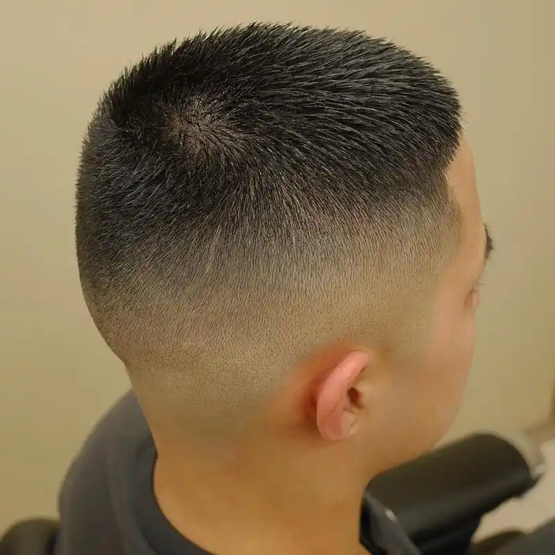 50多岁大叔头发花白,剪款飞机头,意外变男神,实在太帅了_发型