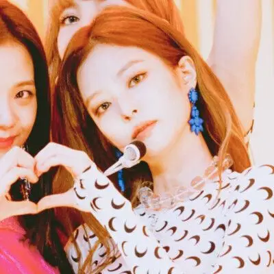 专辑 图片评论 0条  收集   点赞  评论  blackpink lisa金智妮jennie