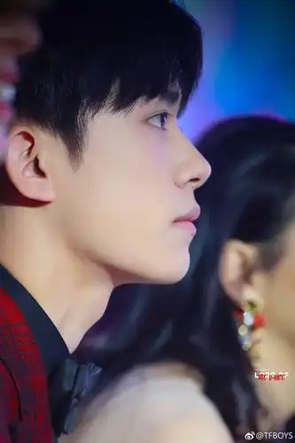 易烊千玺侧脸杀00000000-可爱小钱包