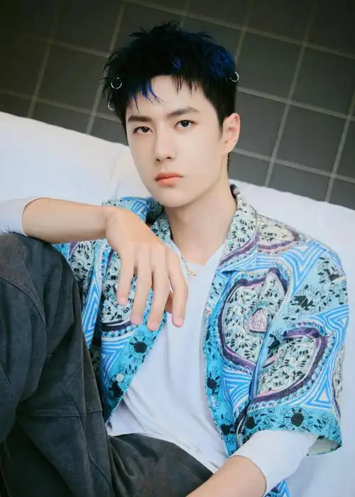 uniq-王一博 最新节目造型来了~蓝色精致挑染短发