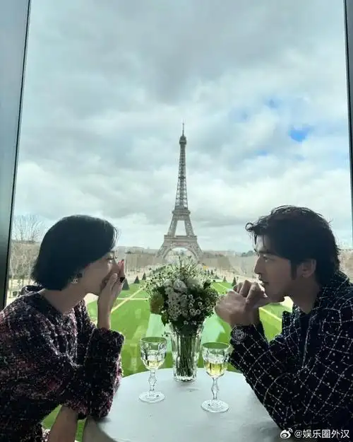 陈柏霖桂纶镁坐一起#陈柏霖桂纶镁巴黎看秀坐一起 蓝色大门cp同苛了
