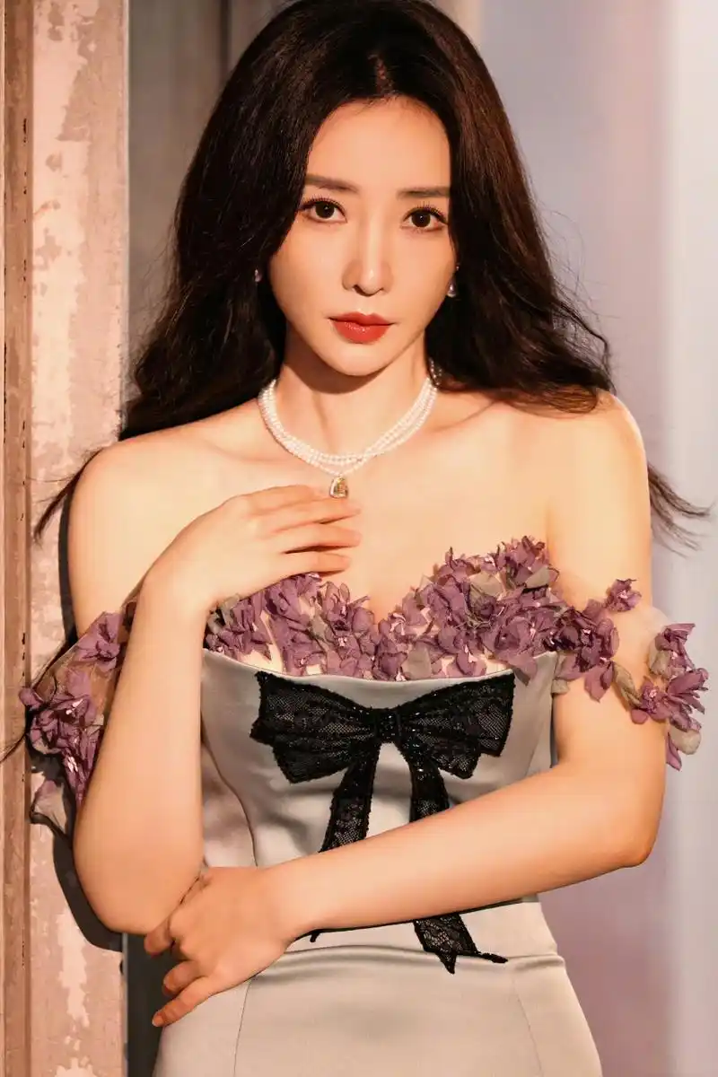 柳岩,鲜花抹胸裙,优雅明艳 #柳岩