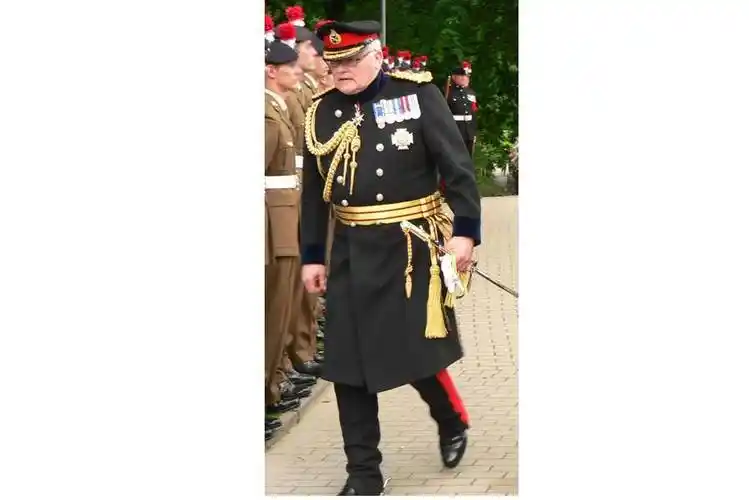 英军的盛装礼服大衣,中将以上军衔才能穿,阅兵指挥不能穿_军官_英国