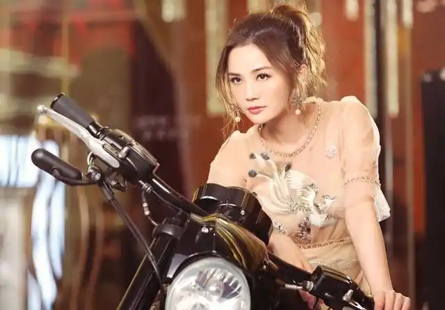 私下老友容祖儿,蔡卓妍和钟欣潼,一直以来这个三人组合,主要喜爱联群