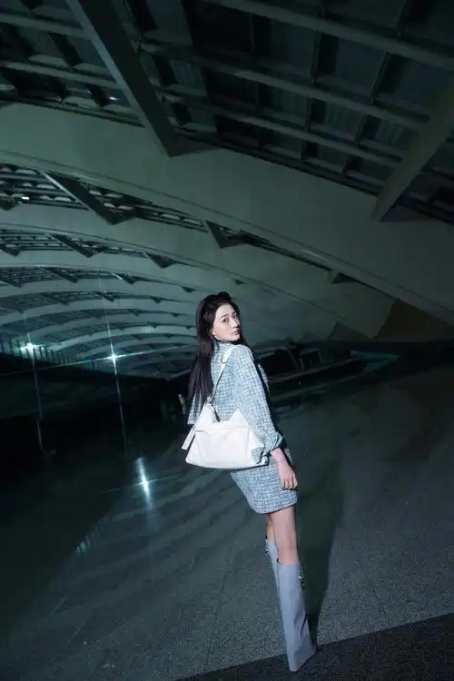 徐璐兰色格子套装长筒靴时尚写真,大秀美腿,尽显优雅气质,整体造型