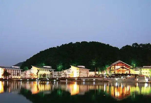 明月山天沐温泉度假村,坐落在风景秀丽的宜春市,温泉之乡温汤镇