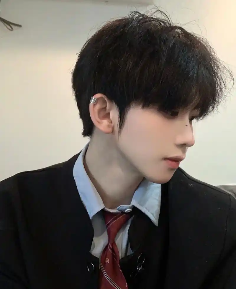 趁年轻多拍点照片 老了给儿子网恋用#侧颜 #少年感 - 抖音