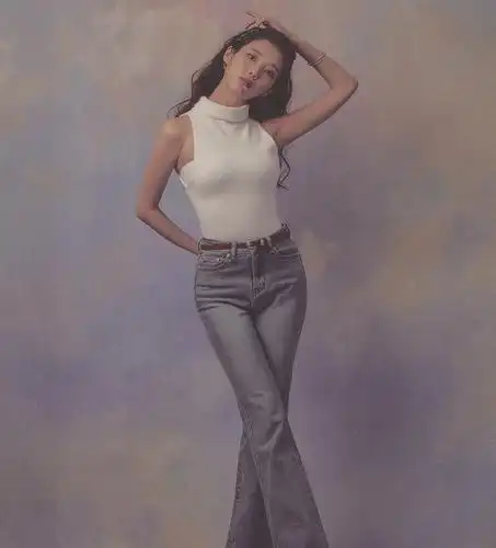 虽然李知恩官方身高只有1米61左右,但她的身材比例可真是出奇的好,像