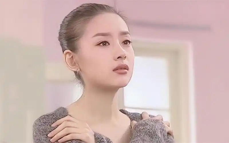 20岁的董洁有多漂亮?看到她出房门的那刻,网友:太美了