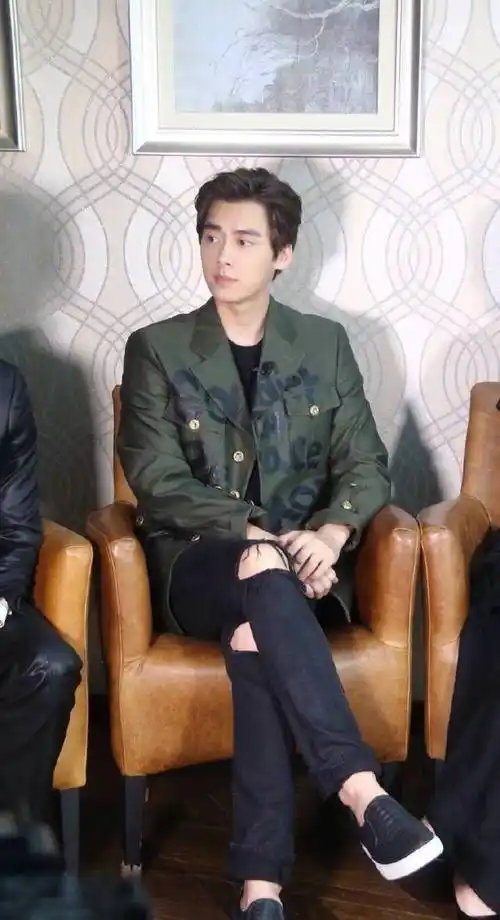 身高打标,但比例不算逆天,加上镜头对艺人的不友好,让李易峰多少有点