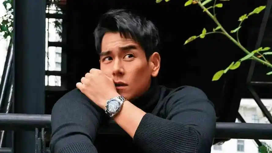 在下雪天的日本偶遇彭于晏,有一名女子驾驶车辆,疑似恋情引发讨论