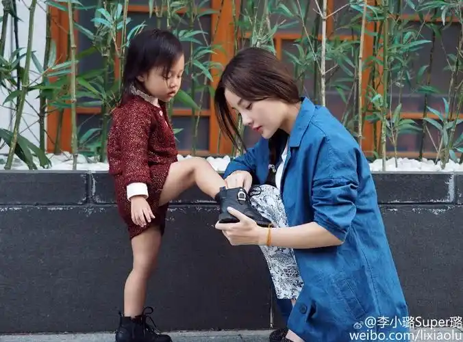 甜馨今天三岁啦 李小璐晒两人睡前自拍似姐妹