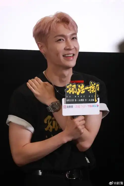 张艺兴[超话]##张艺兴首映现场成功反击王传君##导演回应孤注一质是