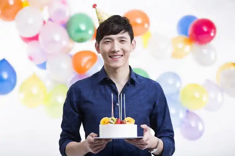 手拿生日蛋糕的年轻男子