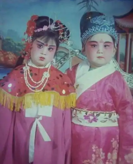 小时候的那些搞笑照片看完不准笑