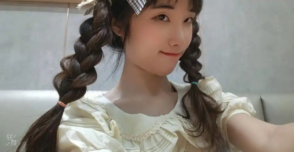 双马尾的麻花辫