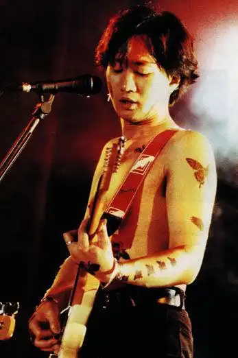 级摇滚乐队beyond的主唱兼节奏吉他手,乐队其他成员(胞弟贝斯手黄家强