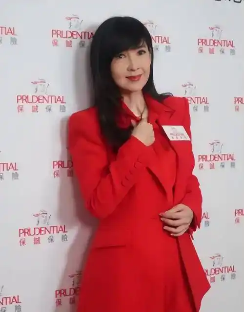 55岁周慧敏秀恩爱,结婚13年未生子,丈夫被曝8次出轨却