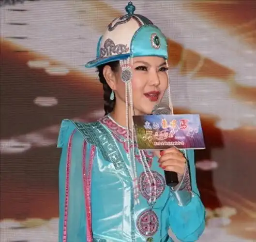 乌兰图雅,这位犹如红霞般的歌手,以她的歌声勾勒出属于自己的广阔天空