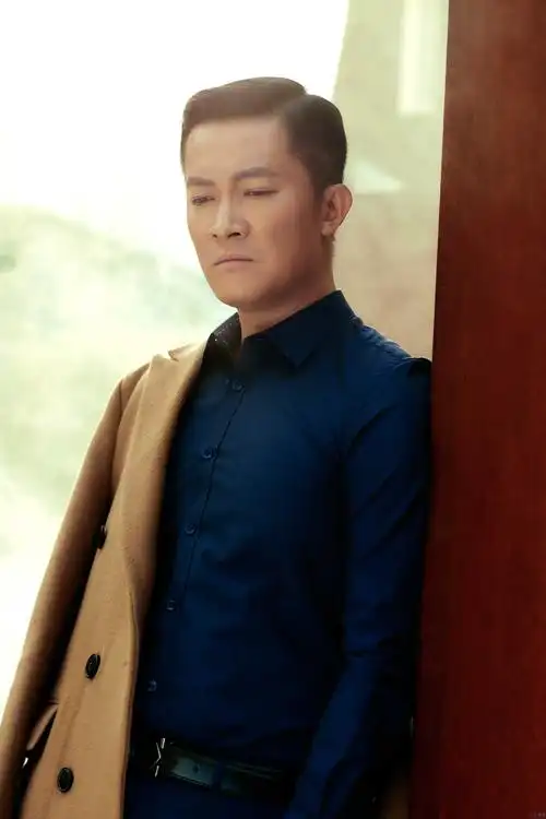 回顾杨志刚拍戏时死里逃生被毁容我亲哥是导演硬捧我17年