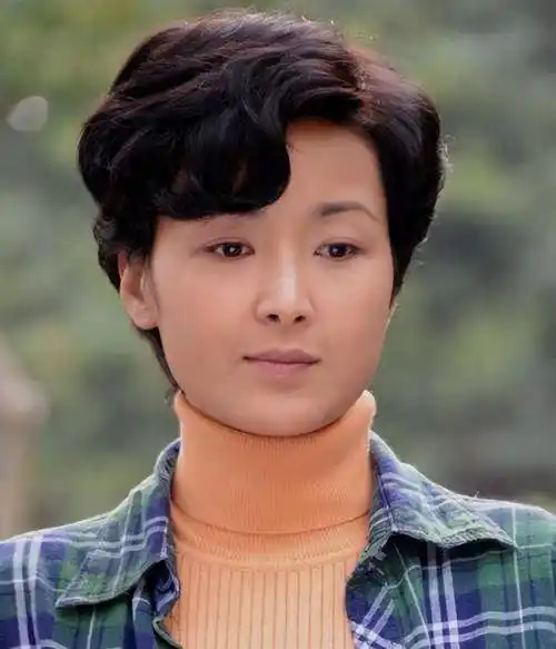 随着李乃文的事业渐渐起步,黄曼在影视圈里渐渐退场,专心做起了家庭