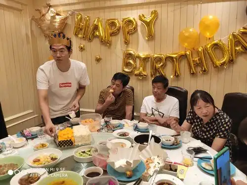 二零一九年八月十六晚大家相聚贴阁碧饭店共同庆祝迪迪二十岁生日!