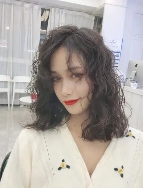 让头发蓬松的法式蛋卷烫完美解决头顶塌问题