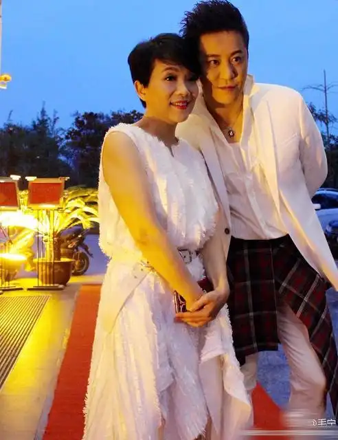 毛宁获释后重获新生笑容依旧