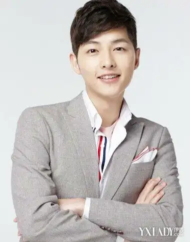 宋仲基跑男斗蛇精 黑色露额短发清爽帅气