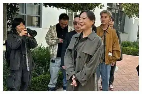 贾玲洛杉矶现身真实素颜曝光褶子衰老遭重击