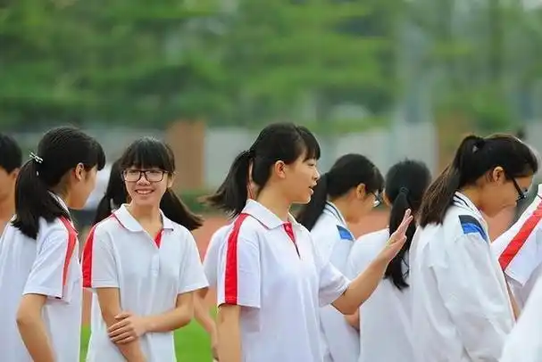 哪怕穿一样的校服,学生家庭背景的差距仍然很明显,原因很真实