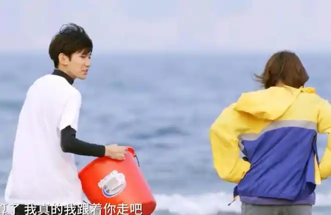 杨超越腿部擦伤严重却忍住疼痛不让大家担心王源举动很暖心