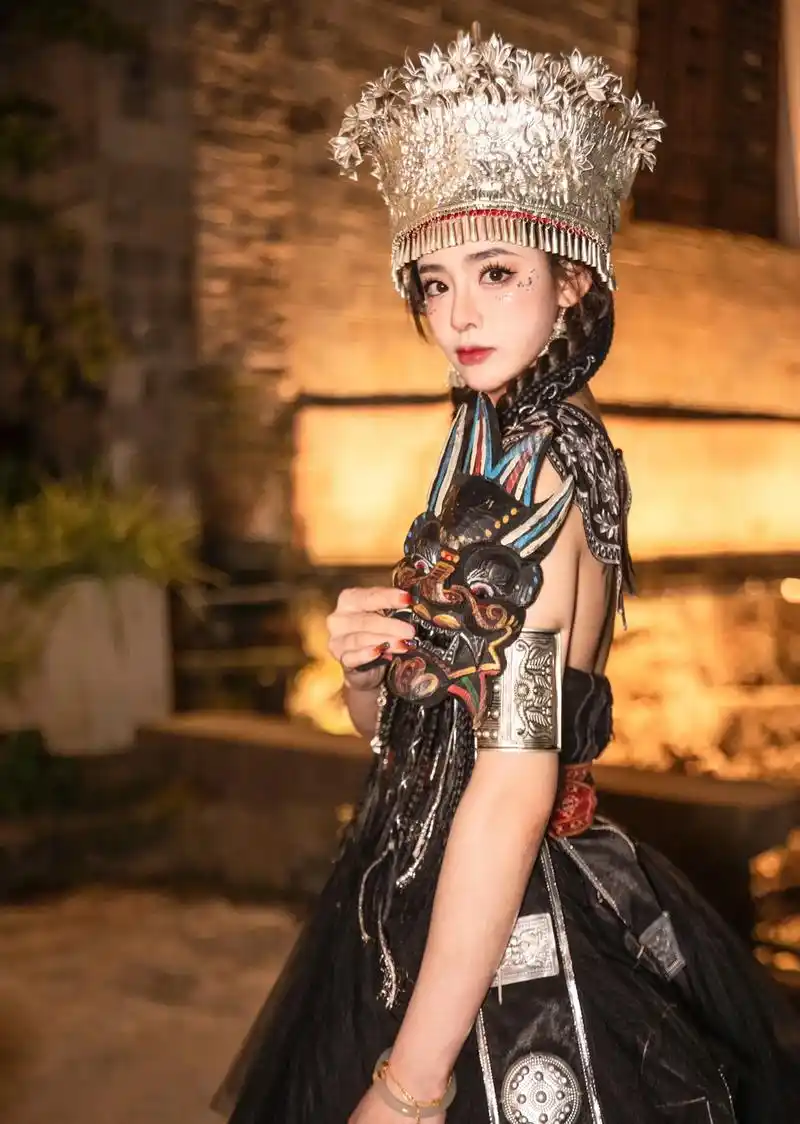 做不被定义的自己.#苗服 #苗疆女子 #摄影 #凤凰古城 - 抖音