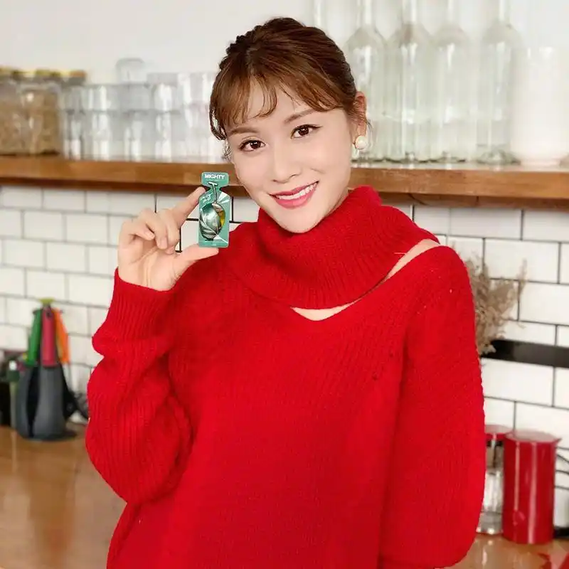 原创35岁叶一茜不服老穿红色露肩上衣特显白气质迷人